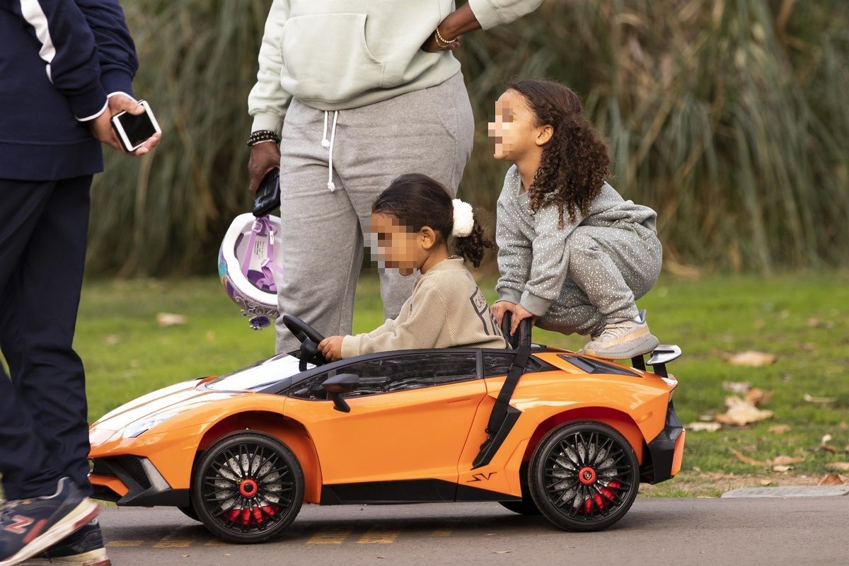 La hija y la sobrina de Kim Kardashian juegan sobre un Lamborghini de juguete