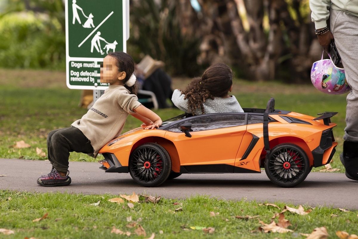 La hija y la sobrina de Kim Kardashian juegan con un coche
