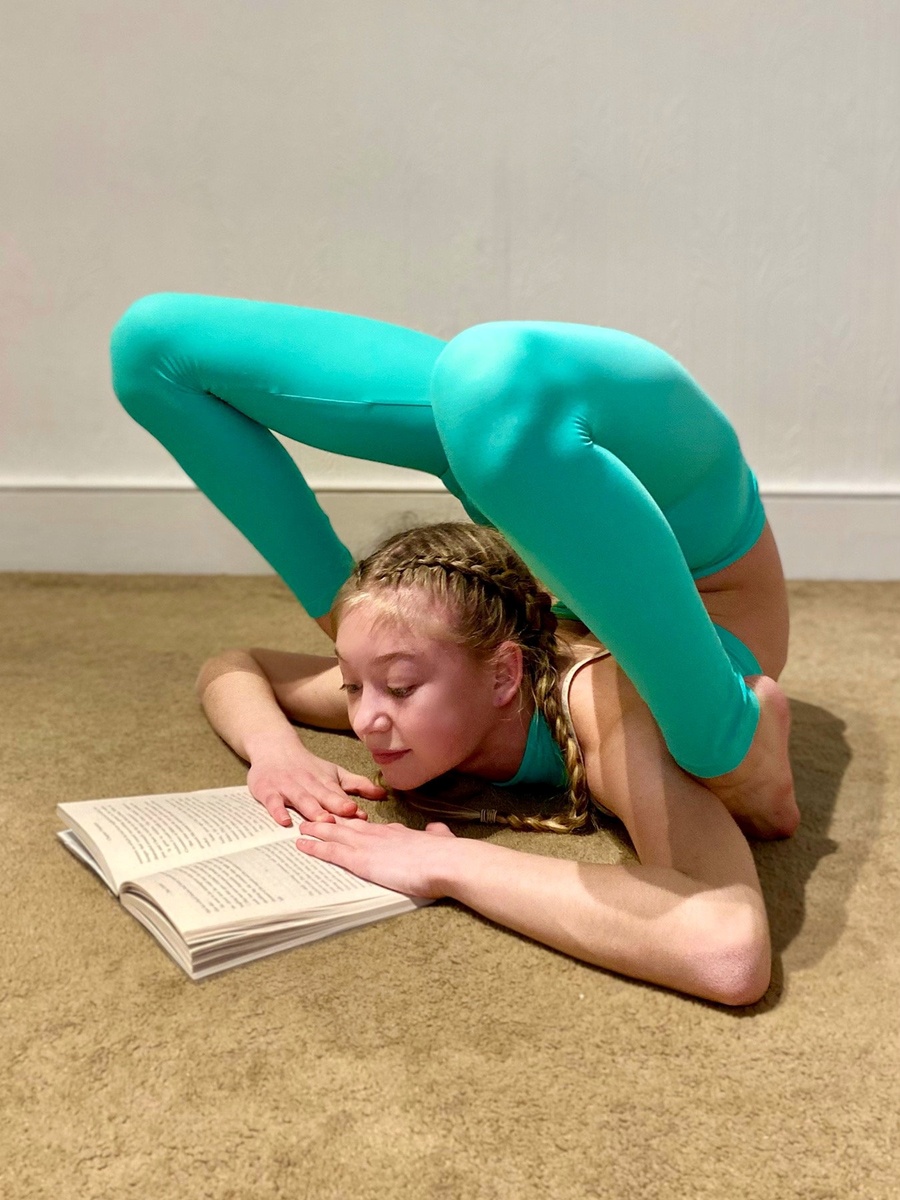 Roxy Kobyliukh la niña contorsionista que hace las tareas de cabeza