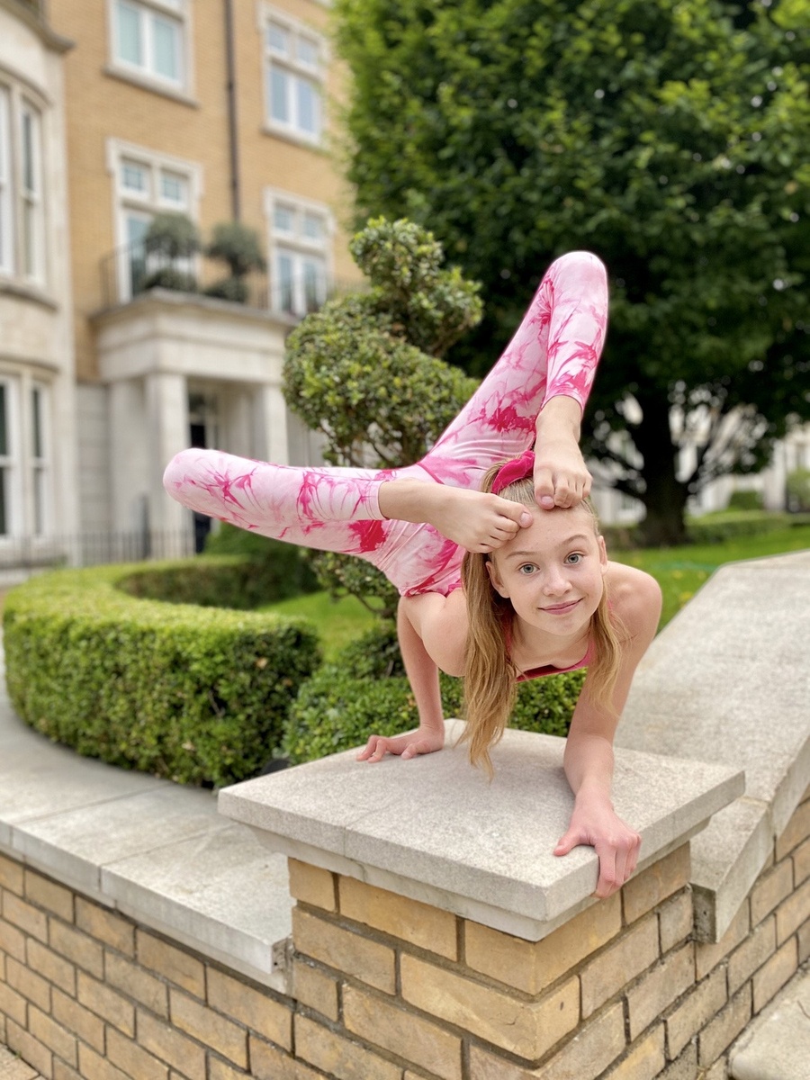 Roxy Kobyliukh la niña contorsionista que parece no tener huesos