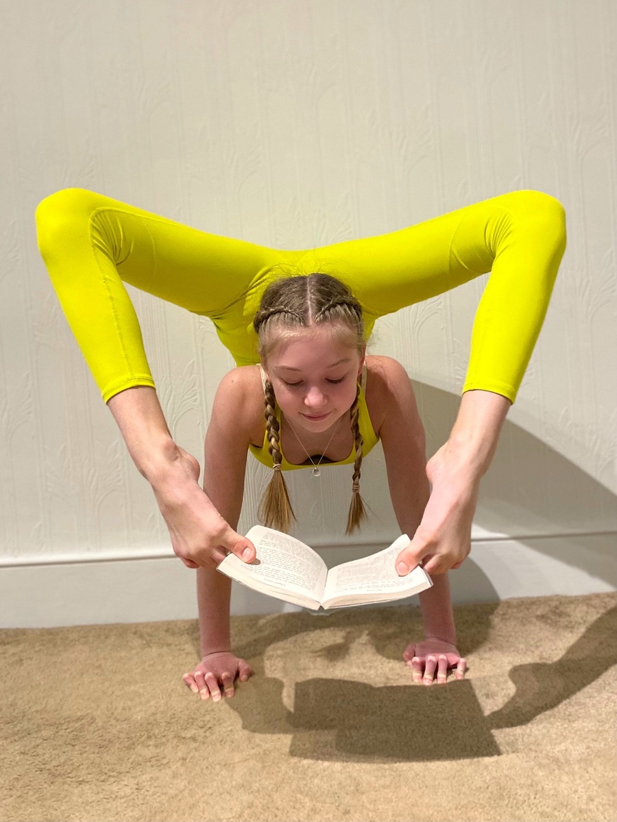 Roxy Kobyliukh la niña contorsionista super flexible