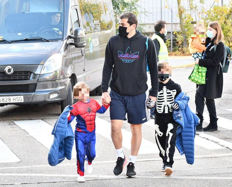 Casillas lleva a los niños al colegio en medio de rumores de separación de Iker y Sara