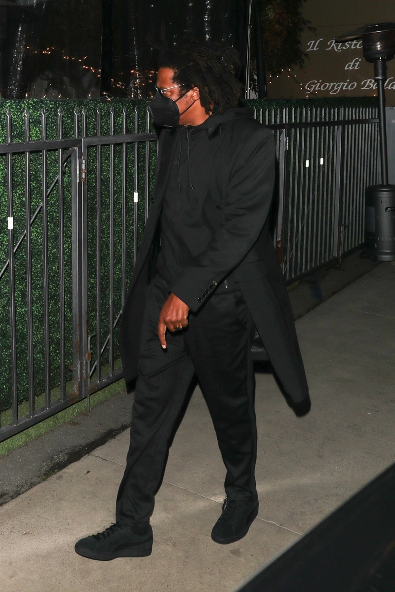 Jay Z, de negro y con mascarilla.