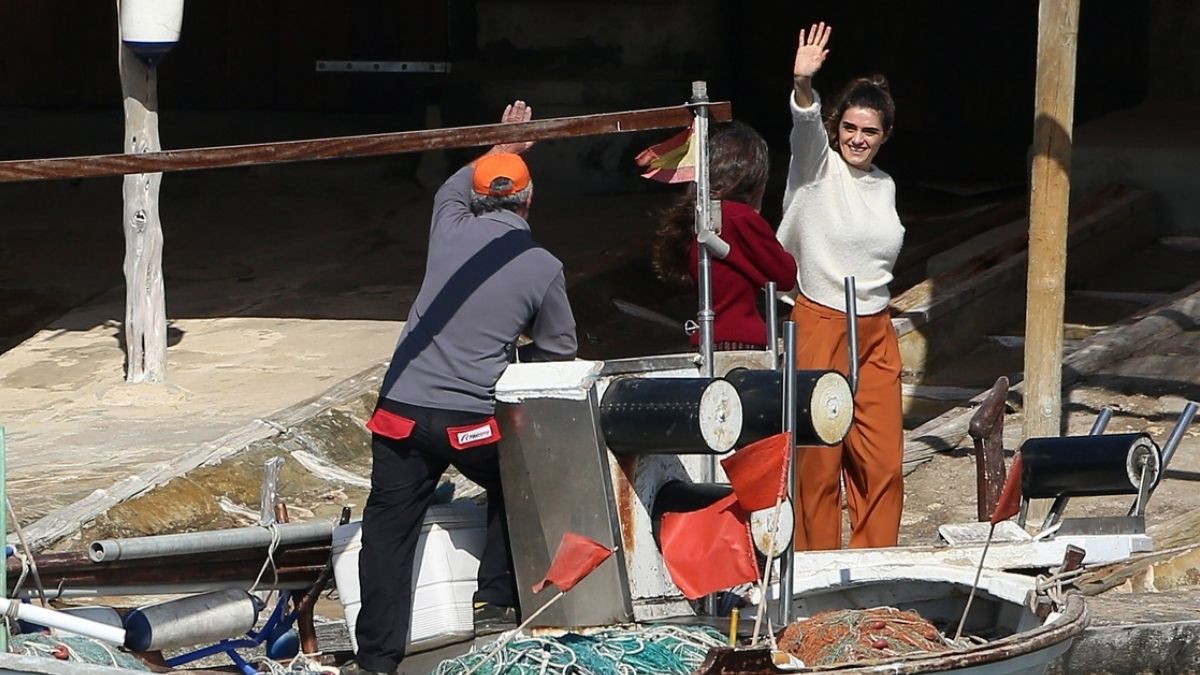Olivia saluda a un pescador