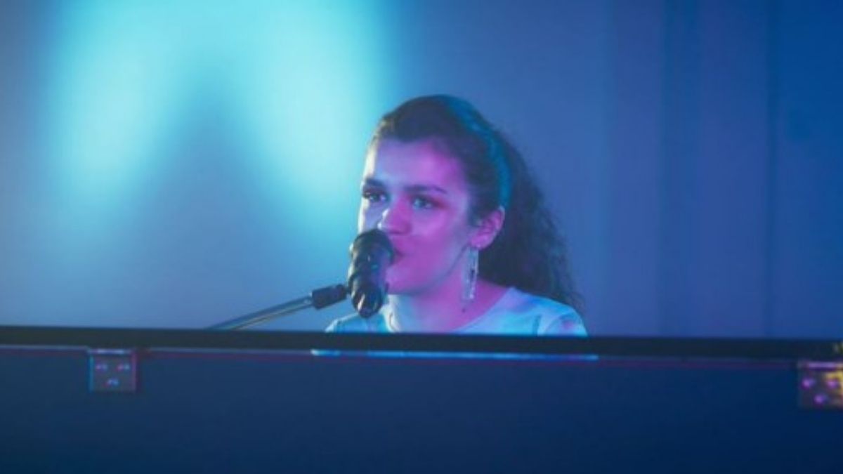 Amaia canta Cuando zarpa el Amor de Camela versionada en piano y arrasa