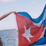 Bella Thorne usa caliente bikini con la bandera cubana