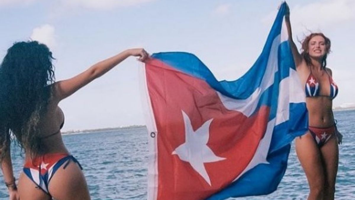 Bella Thorne usa caliente bikini con la bandera cubana
