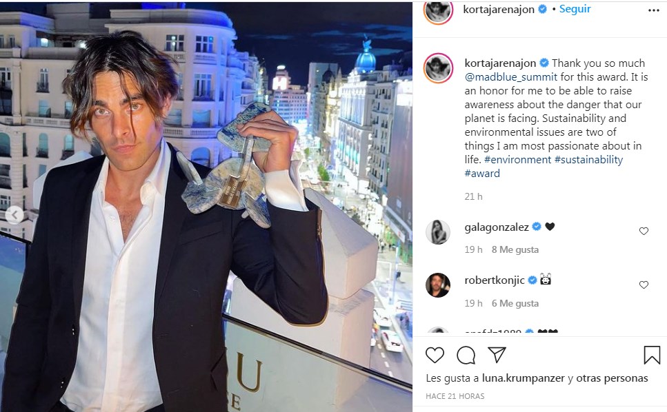 Jon Kortajarena recibe premio Madblue y comparte el momento en IG con sus fans