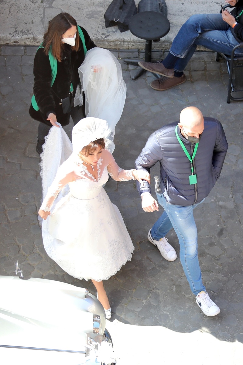 Lady Gaga vestida de novia con el equipo técnico
