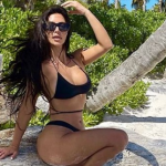 Kim Kardashian sube foto en Bikini y fans notan extraño detalle