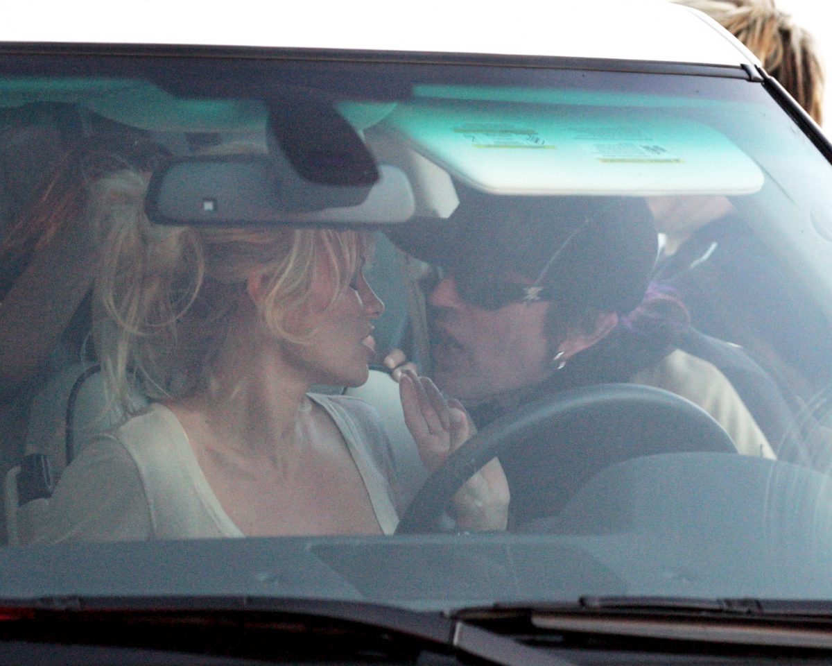 Pamela Anderson y Tommy Lee besándose.