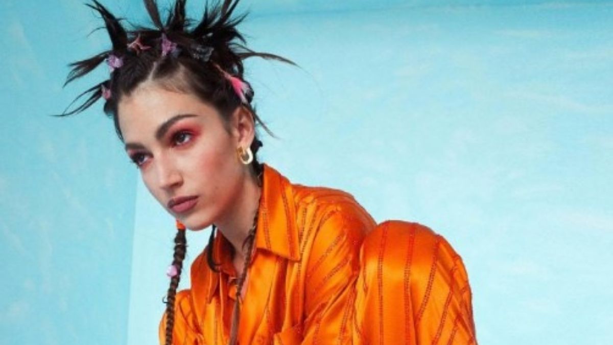 Úrsula Corberó impacta con pijama naranja y peinado de los 90