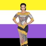 Demi Lovato con la bandera no binaria detrás