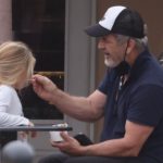 El hijo pequeño de Mel Gibson, Lars, con su padre tomando helado