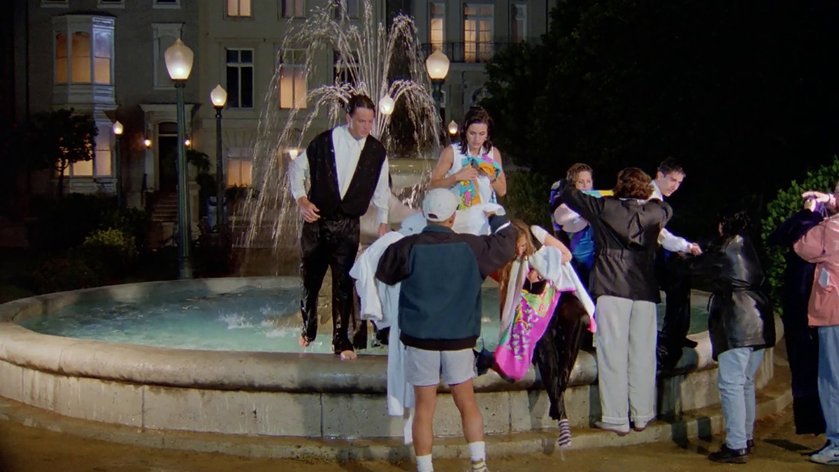 Verlos salir de la fuente ya fuera de rodaje fue otro de los momentazos de Friends