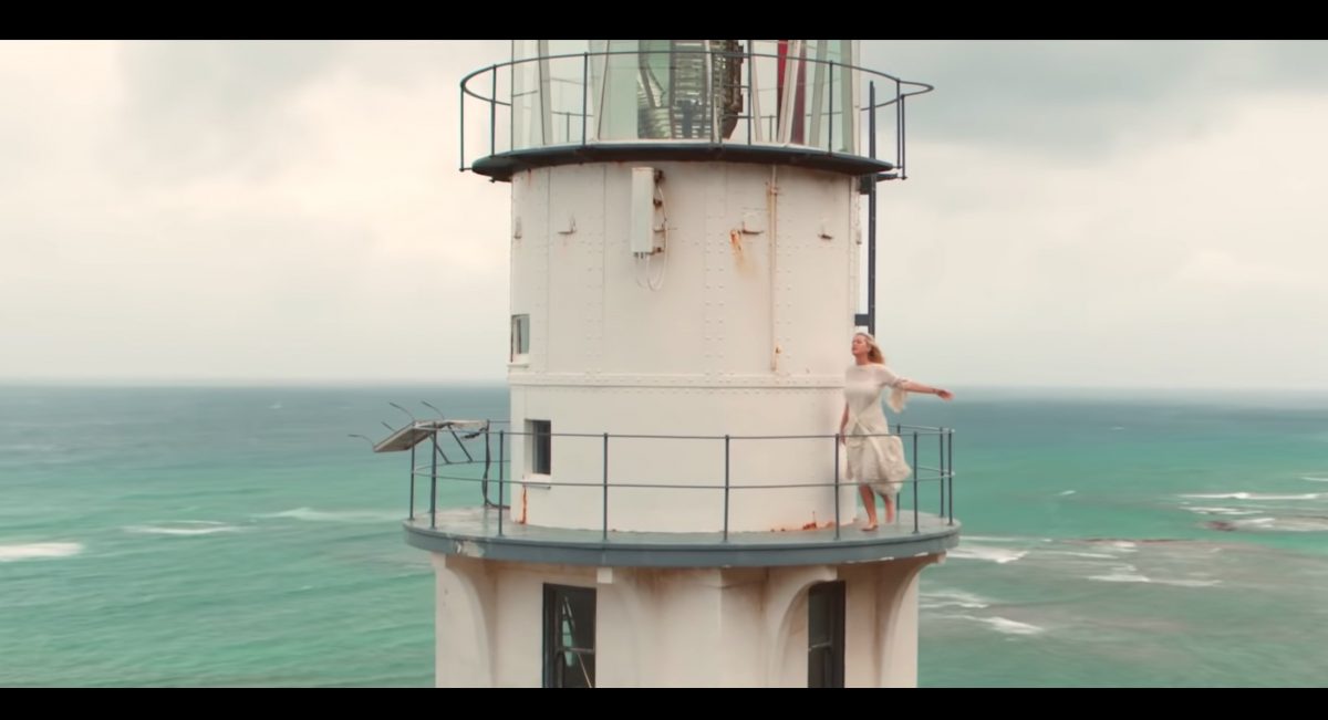 Katy Perry en su nuevo clip, subida a la torre de un faro