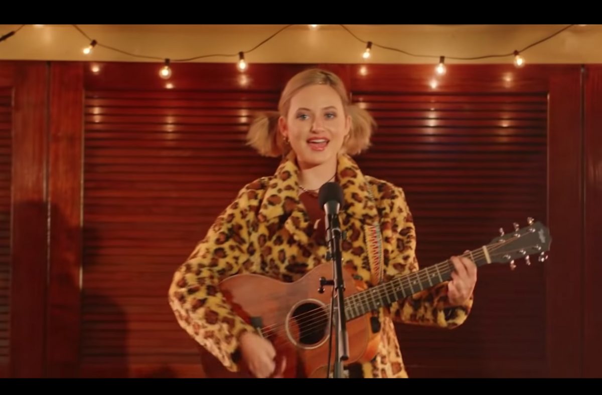 Fotograma del nuevo vídeo de Katy Perry con una chica tocando la guitarra
