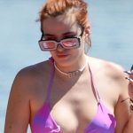 Bella Thorne con un bikini morado