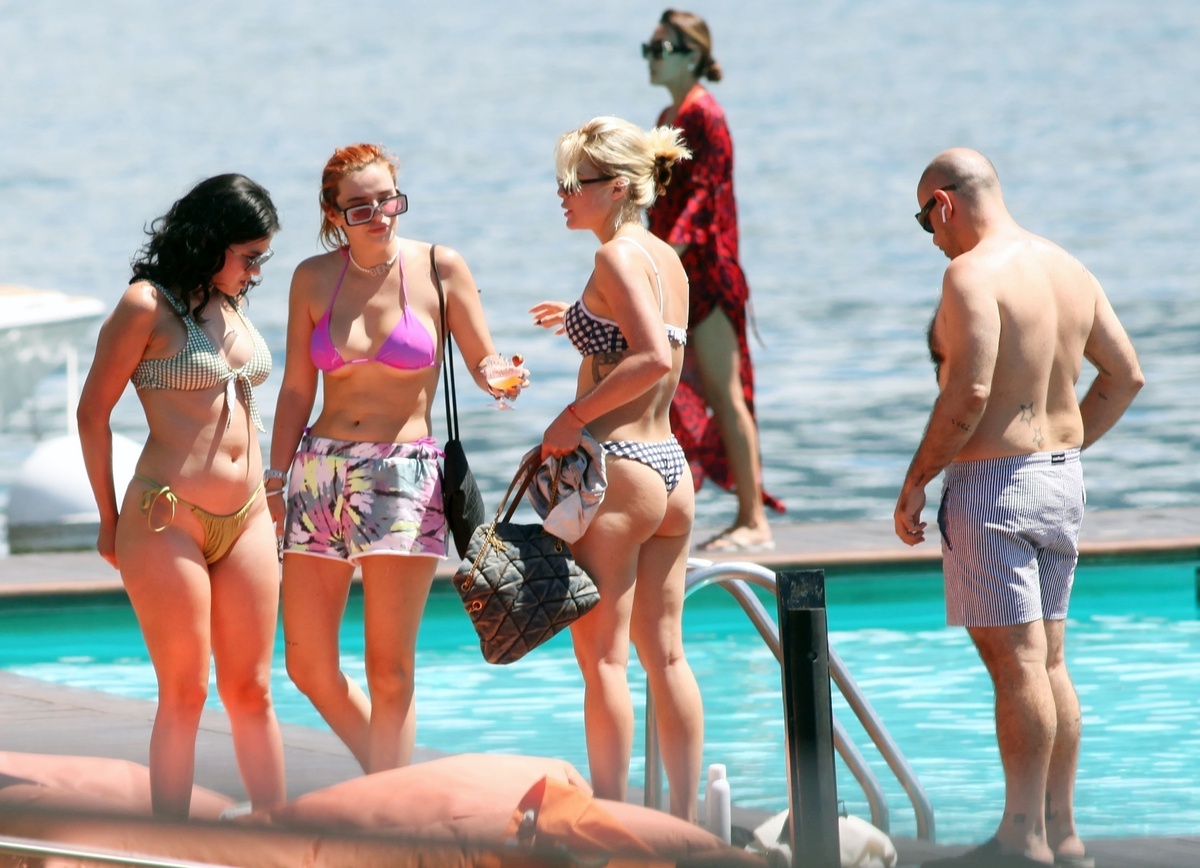 Bella Thorne con un bikini morado disfruta de vacaciones en el lago de Como