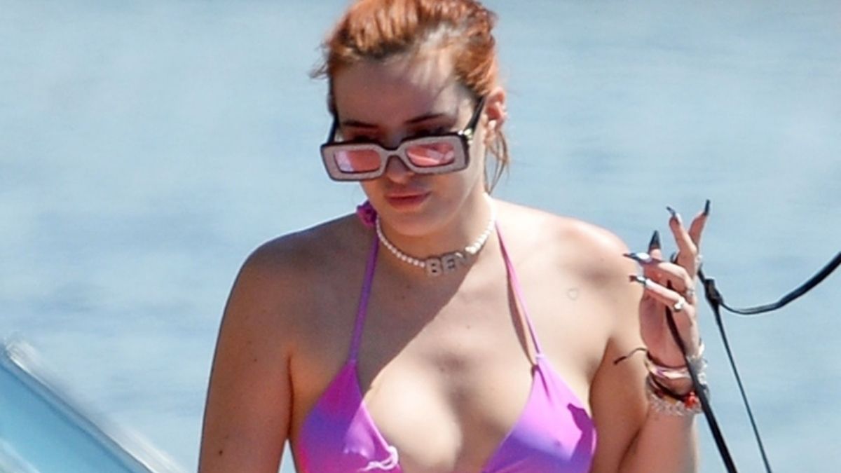 Bella Thorne con un bikini morado