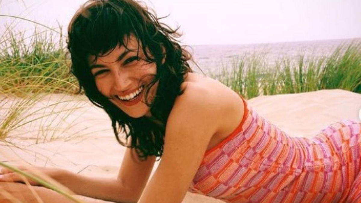 Fotos de Úrsula Corberó con vestidito sexy en playas de Ibiza