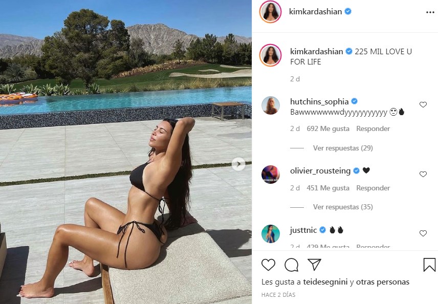 Kim Kardashian celebra en Bikini negro por 225 millones de seguidores