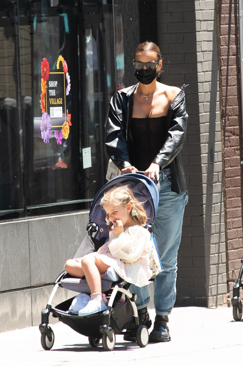 Así es el look de Irina Shayk para pasear a su hija