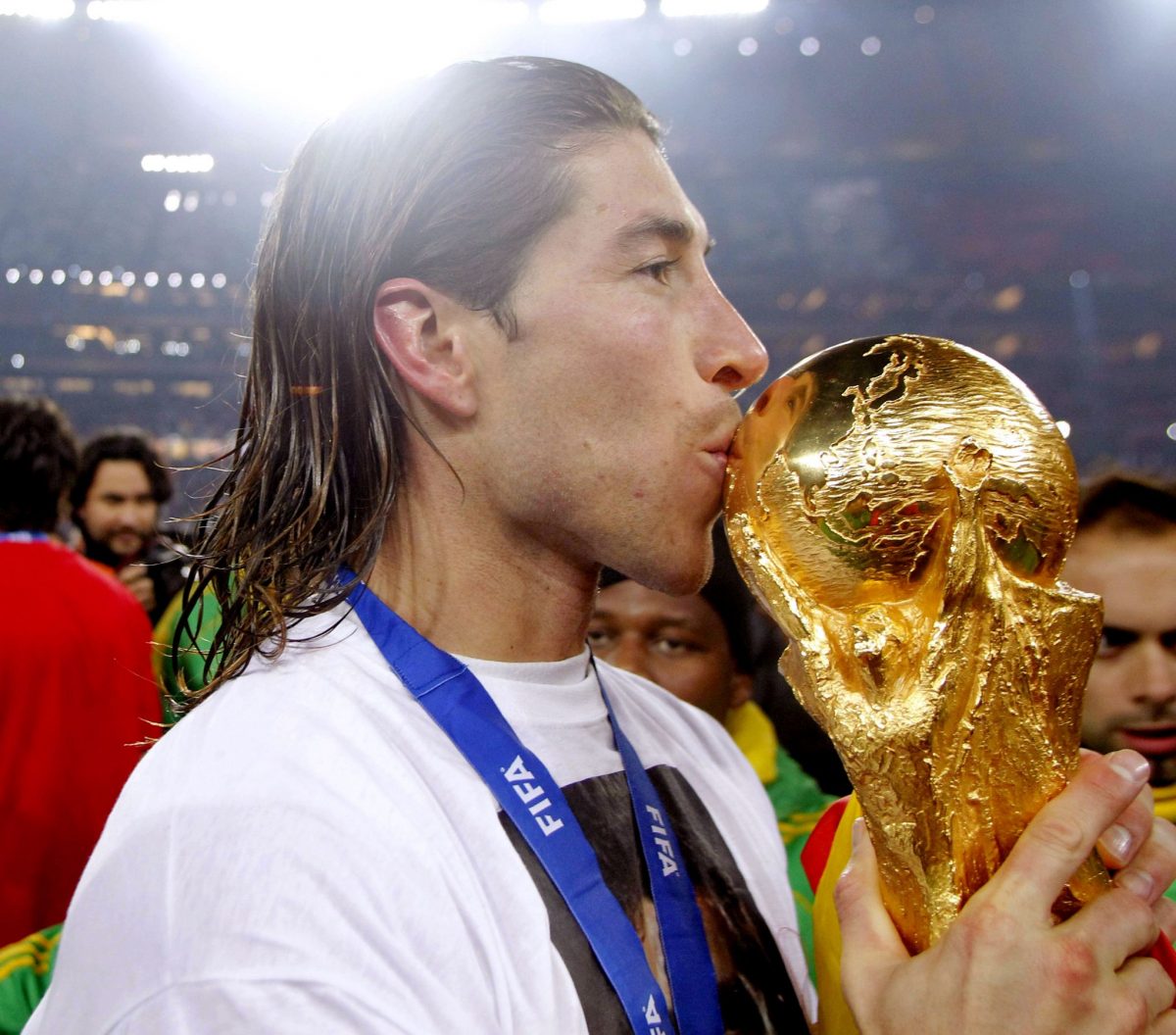 Sergio Ramos besando la copa del Mundial