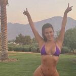 Kim Kardashian en mini bikini morado