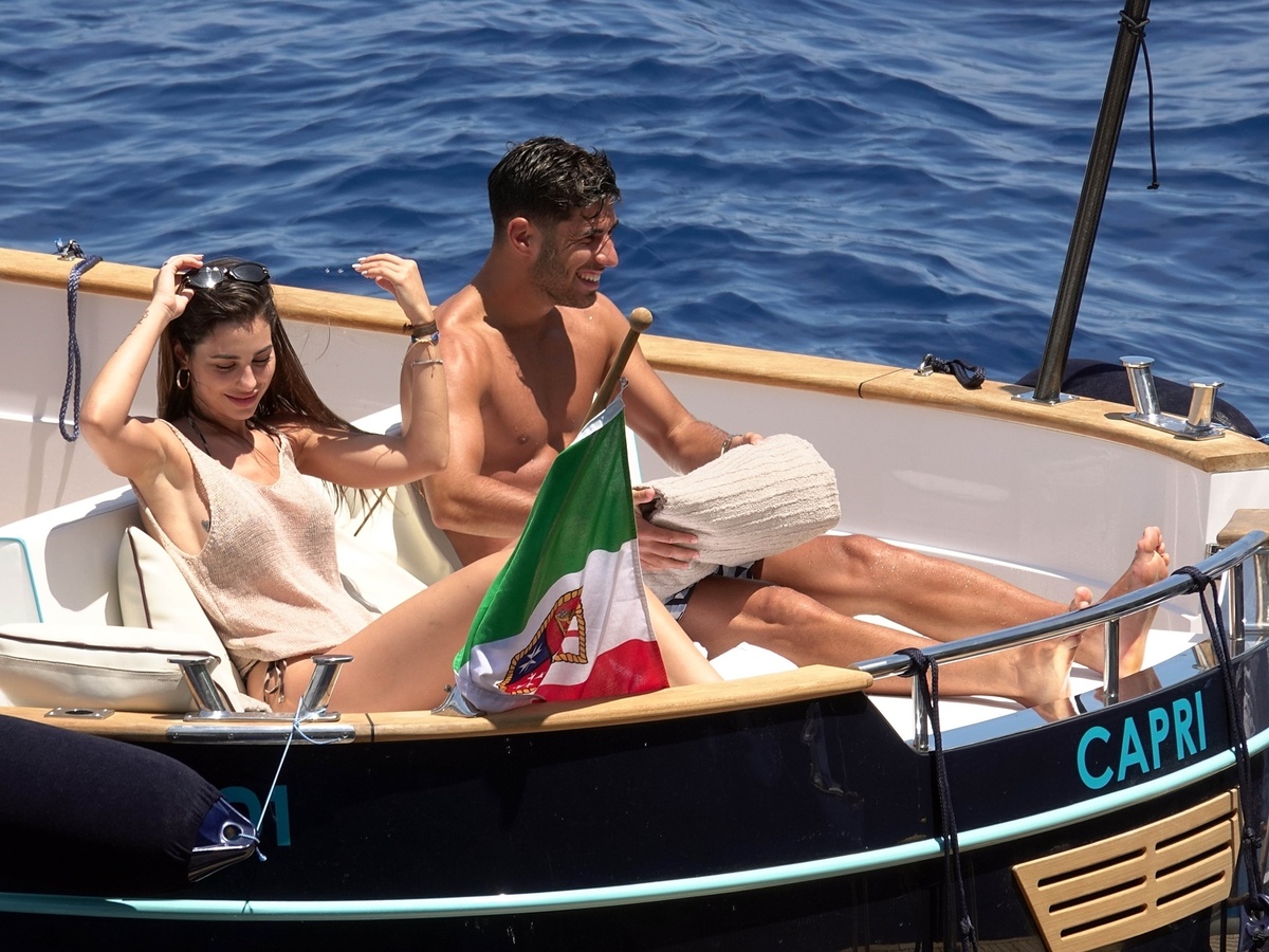 Marco Asensio y su novia Sandra vacacionan en Capri Italia Fotos Exclusivas