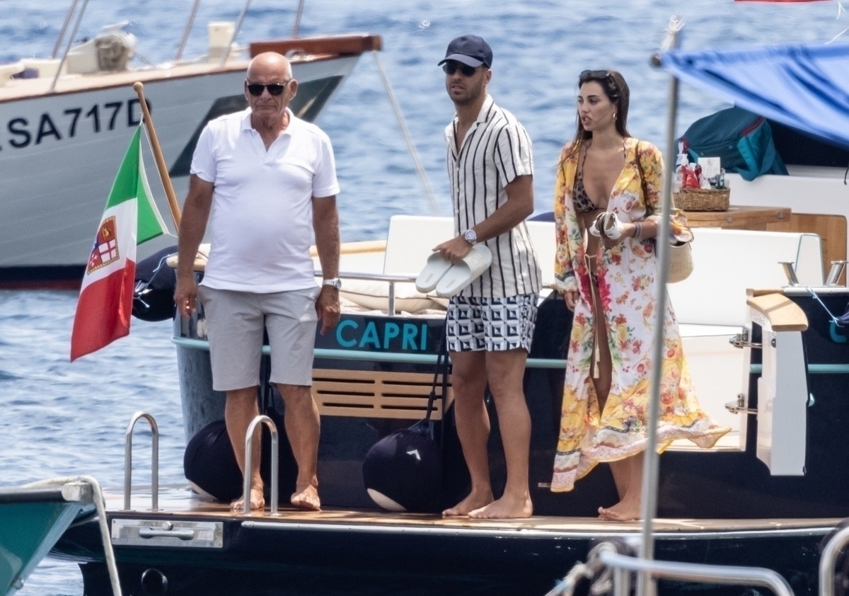 Par de guapuras Marco Asensio y su novia Sandra Garal vacacionan en Capri 