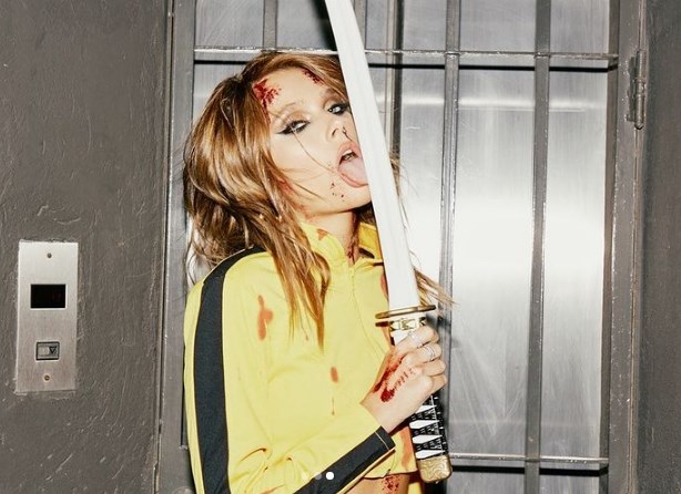 Valentina Zenere con outfit de Kill Biill luce lista para grabar la película