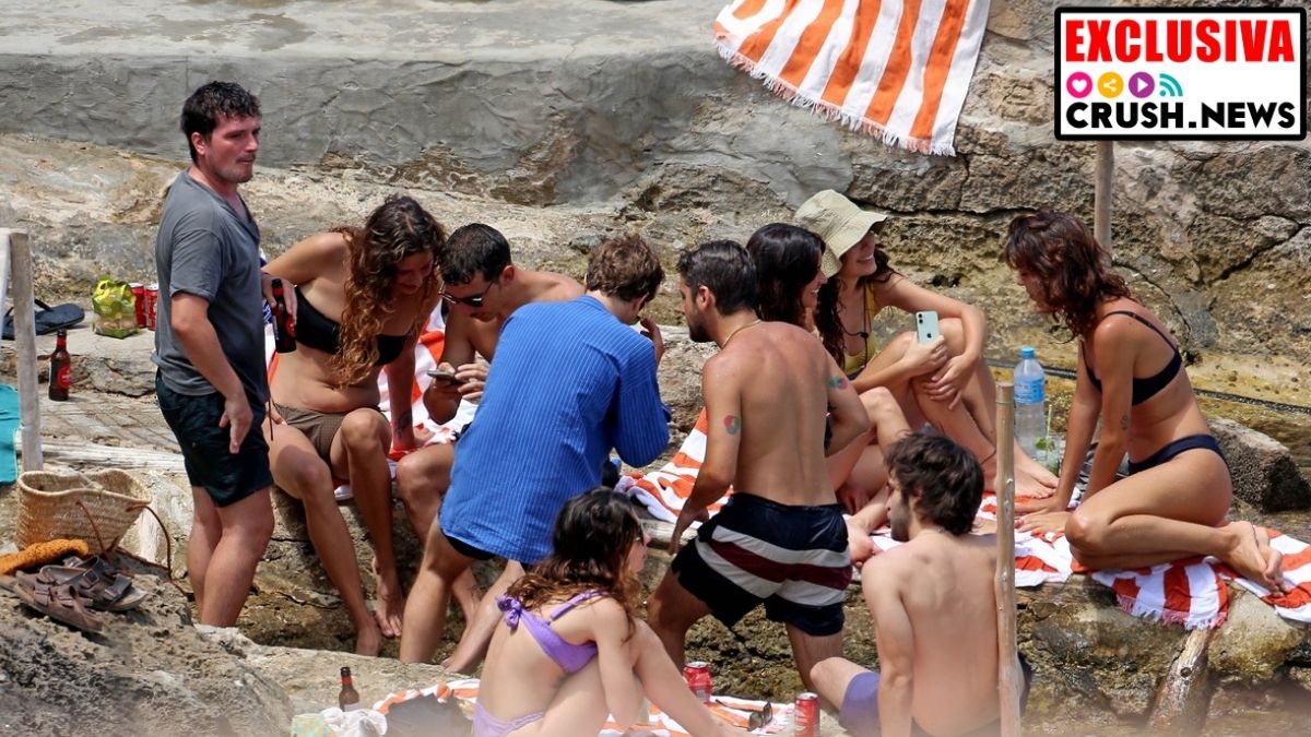 Los amigos españoles de Josh Hutcherson, con el actor, en Ibiza