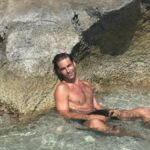 Jon Kortajarena relajado en la playa