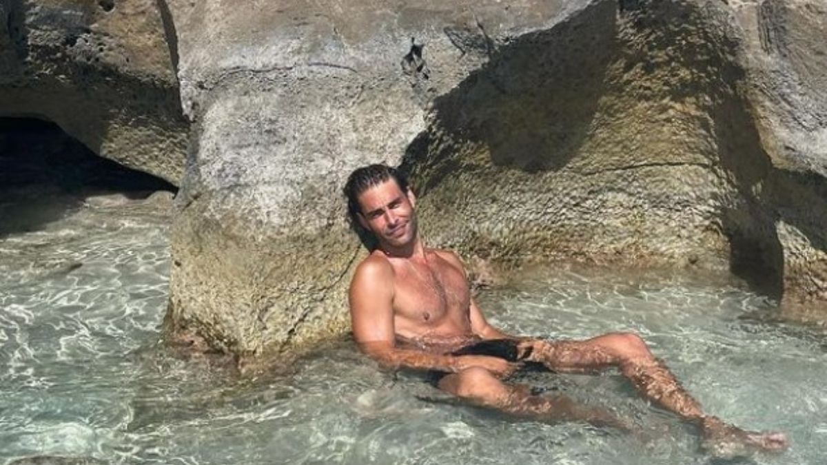 Jon Kortajarena relajado en la playa