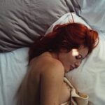 Fans enloquecen con fotos de Bella Thorne desnuda en la cama