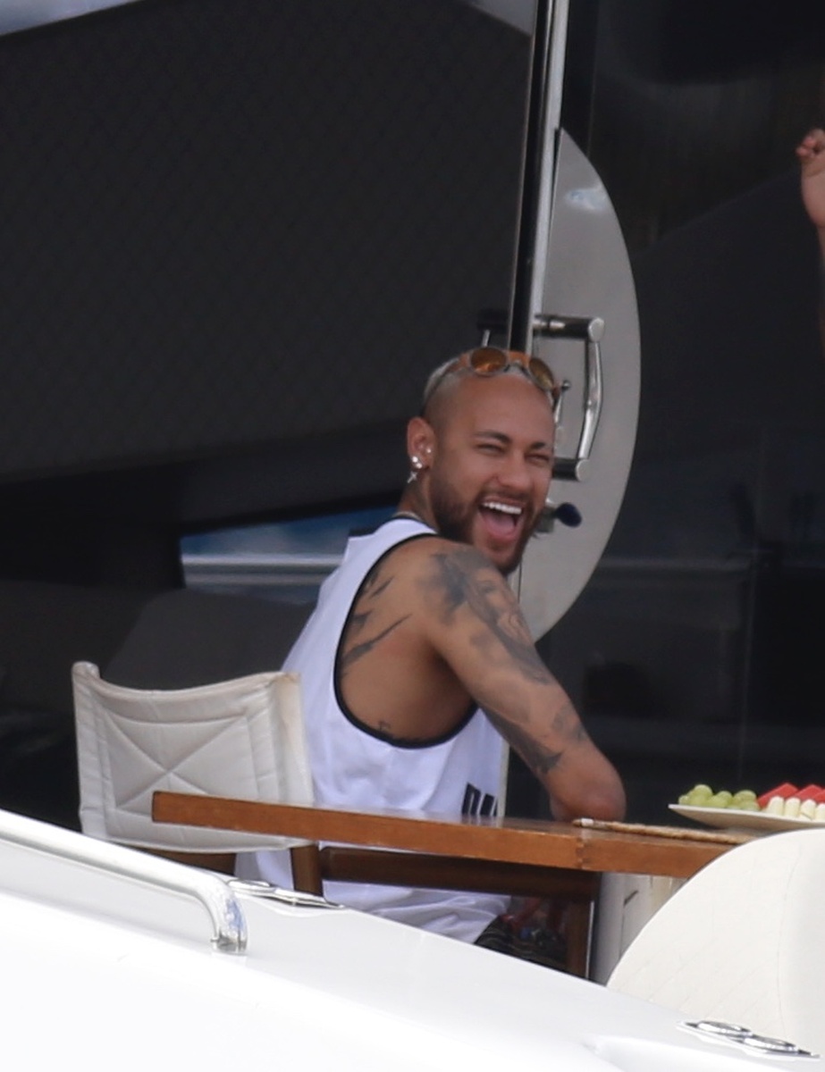 Neymar en el yate sonriendo