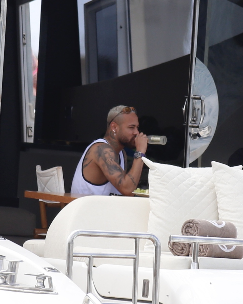 Neymar bebiendo a bordo de un yate