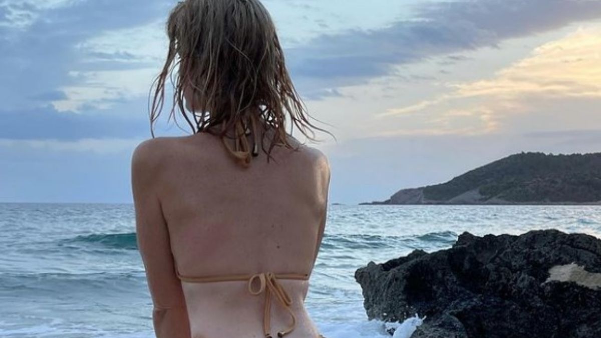 Adriana Abenia en bikini arrodillada en la playa