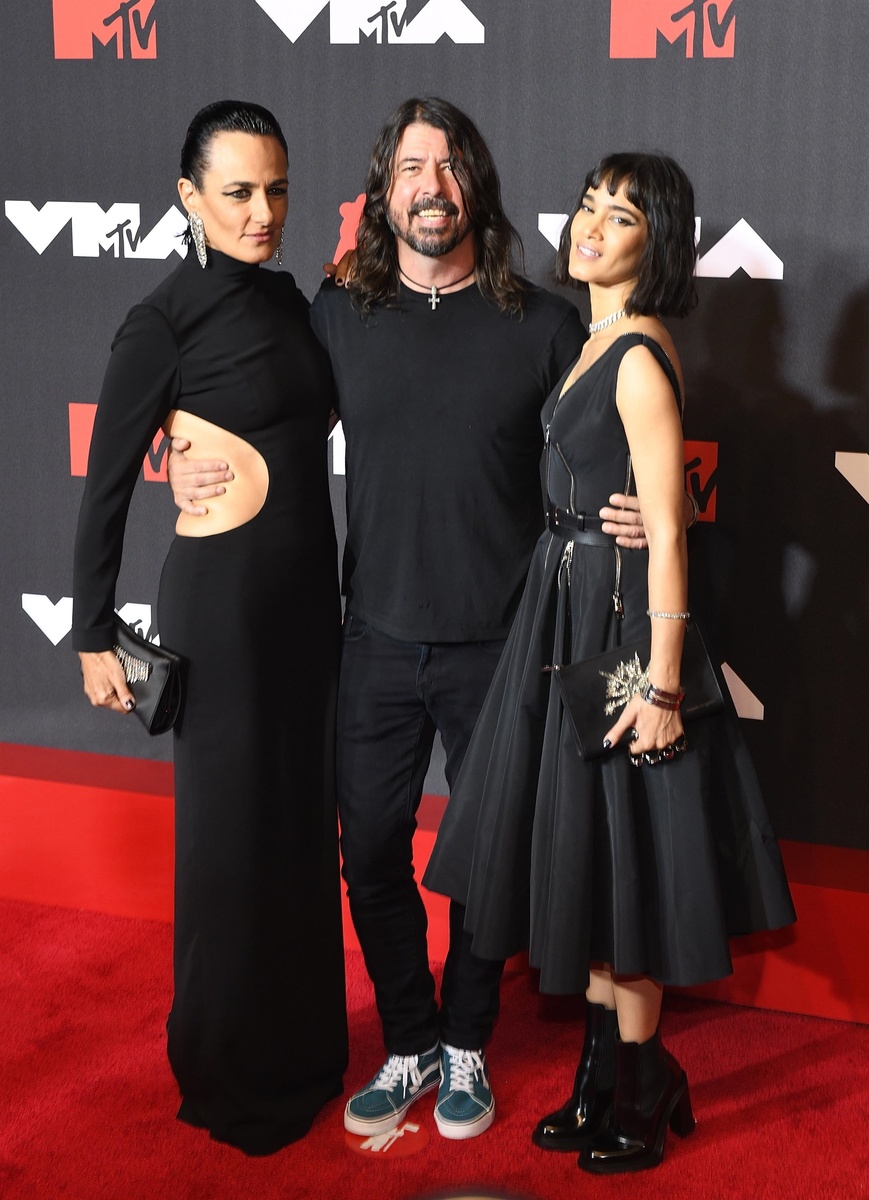 Dave Grohl con dos mujeres, una de ellas la bailarina Sofia Boutella