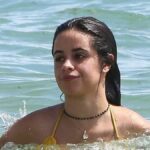 Camila Cabello bañándose