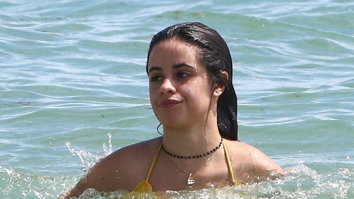 Camila Cabello bañándose