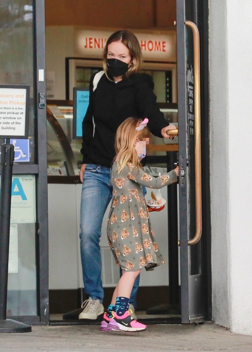 Olivia Wilde sale de la heladería con su hija Daisy