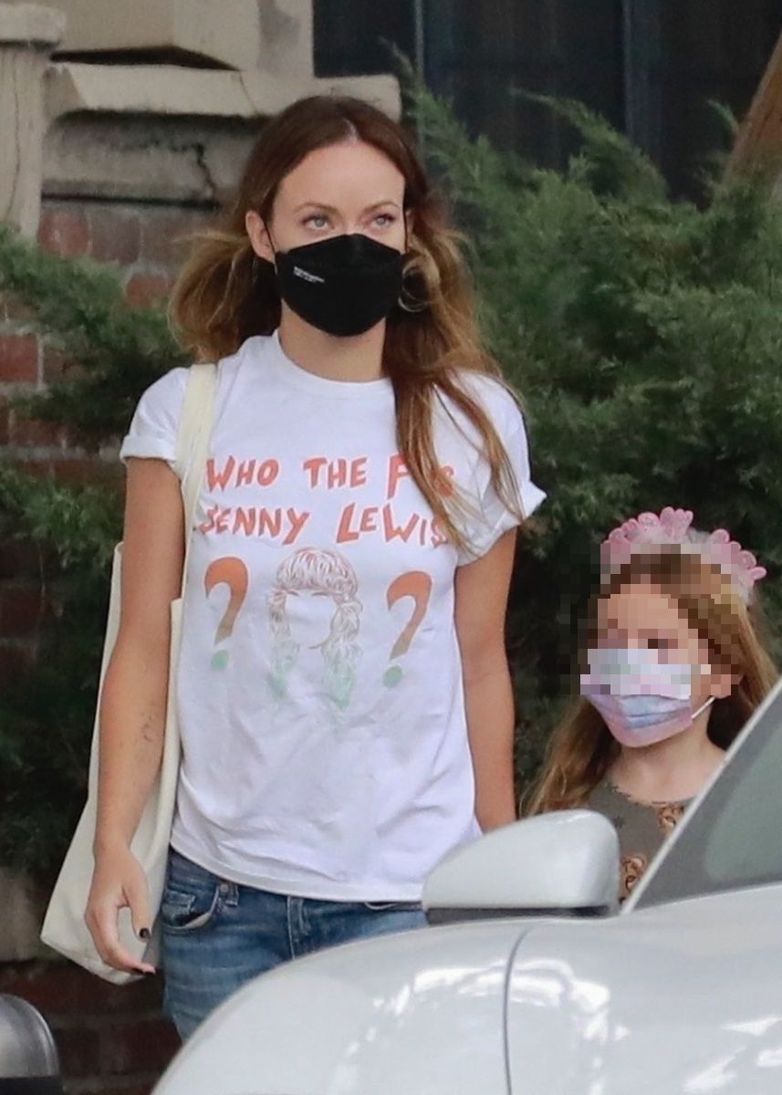 La camiseta de Olivia Wilde, que vemos en la foto, dice 'who the f is Jenny Lewis'