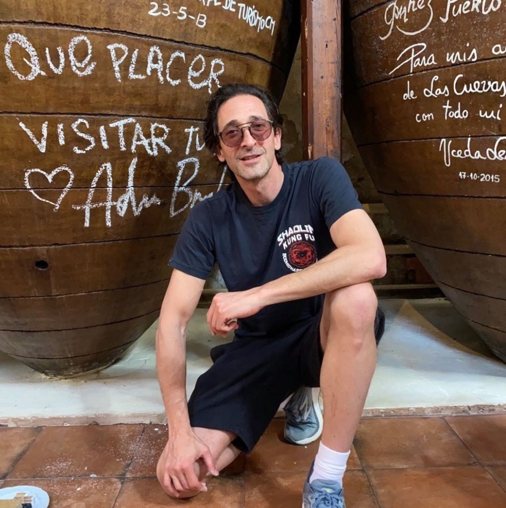 Adrien Brody posando para un mesón en Chinchón