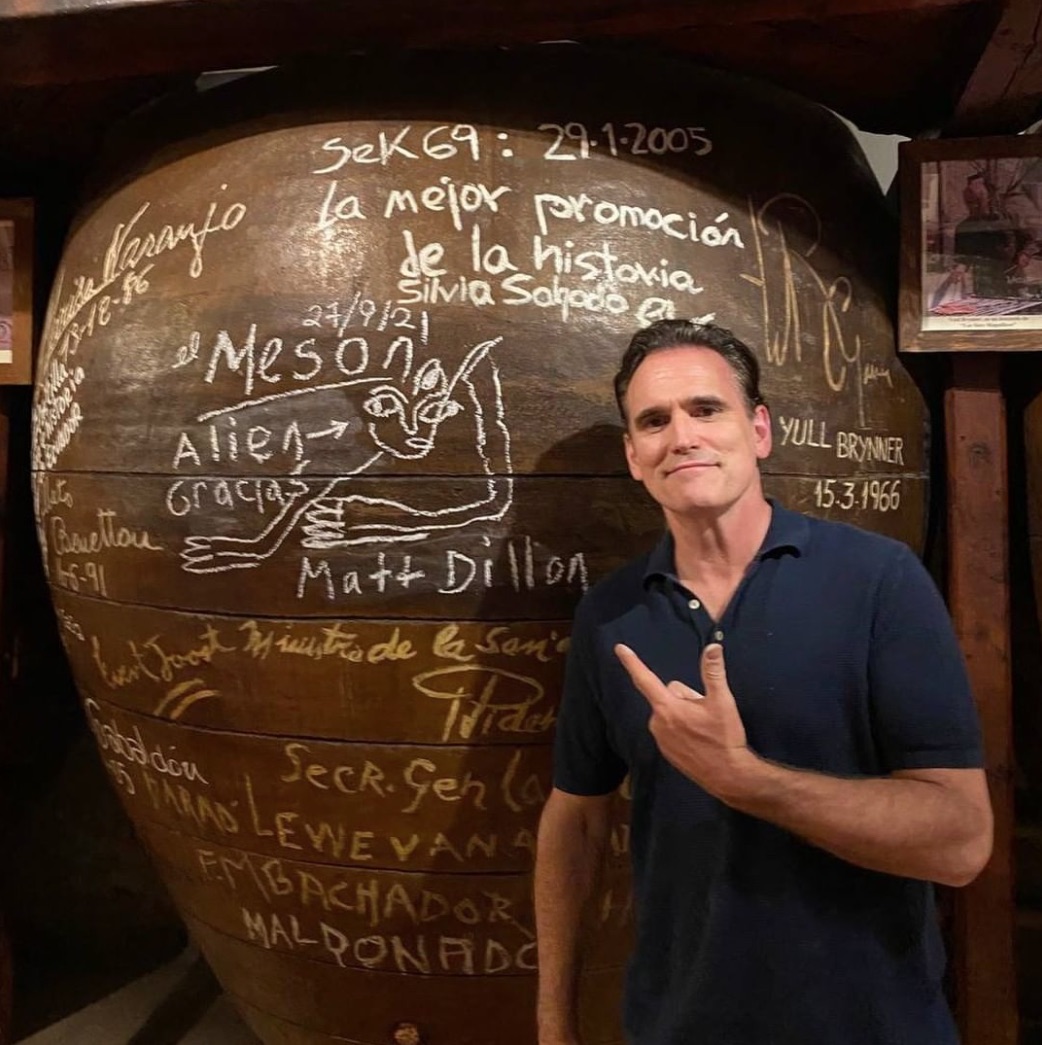 Matt Dillon junto a su firma en un barril en el Mesón Cuevas del Vino
