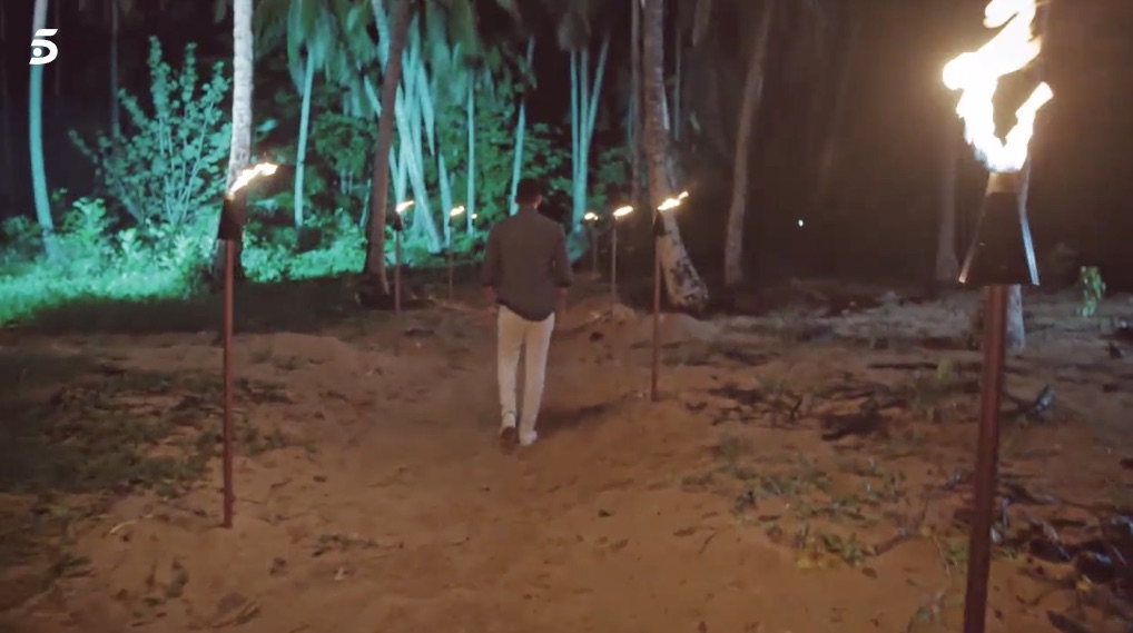 Christofer camina hacia la playa en La isla de las tentaciones