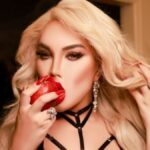 Jessica Alves mordiendo una manzana