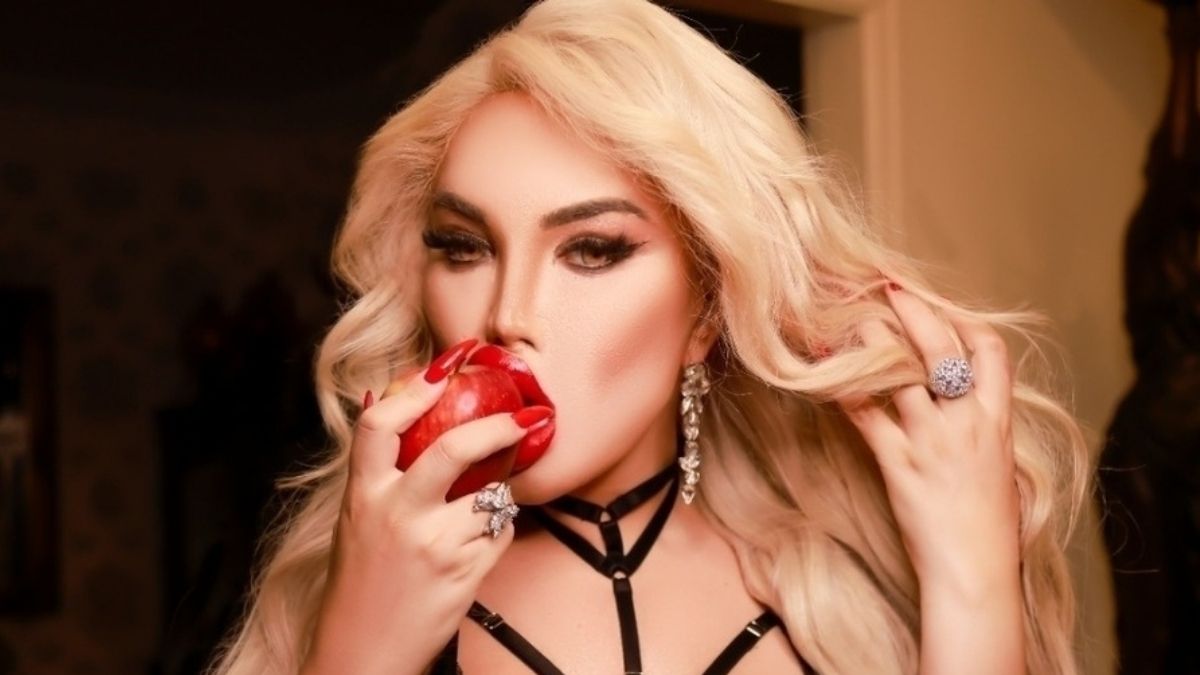 Jessica Alves mordiendo una manzana