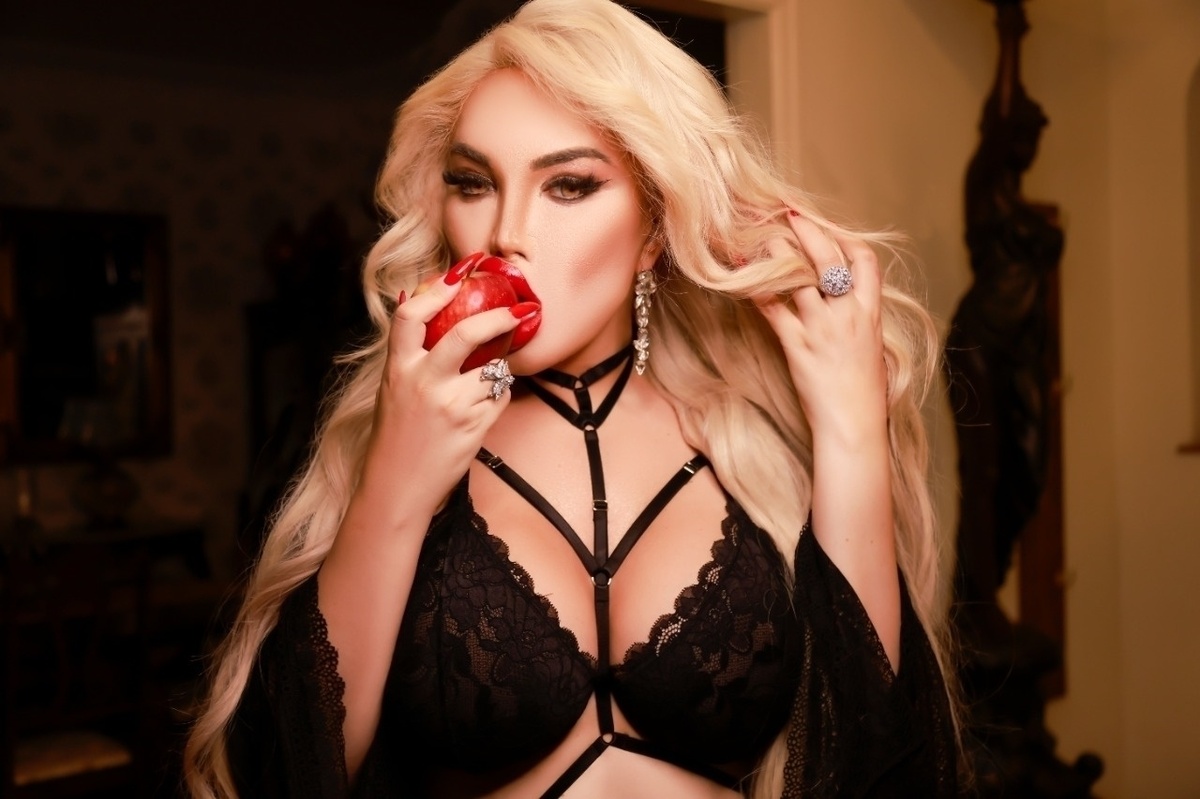 Jessica Alves con sujetador negro y una manzana